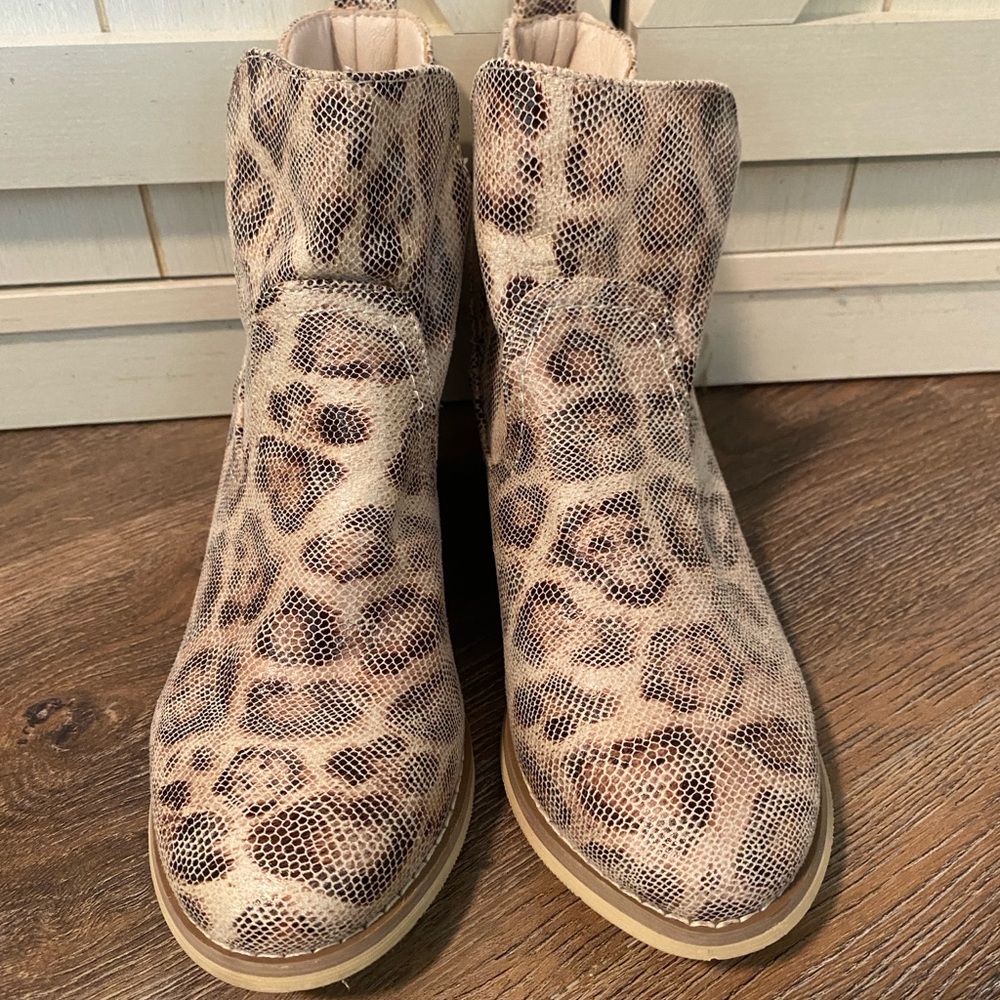 Cheetah print ankle boots size 6.5